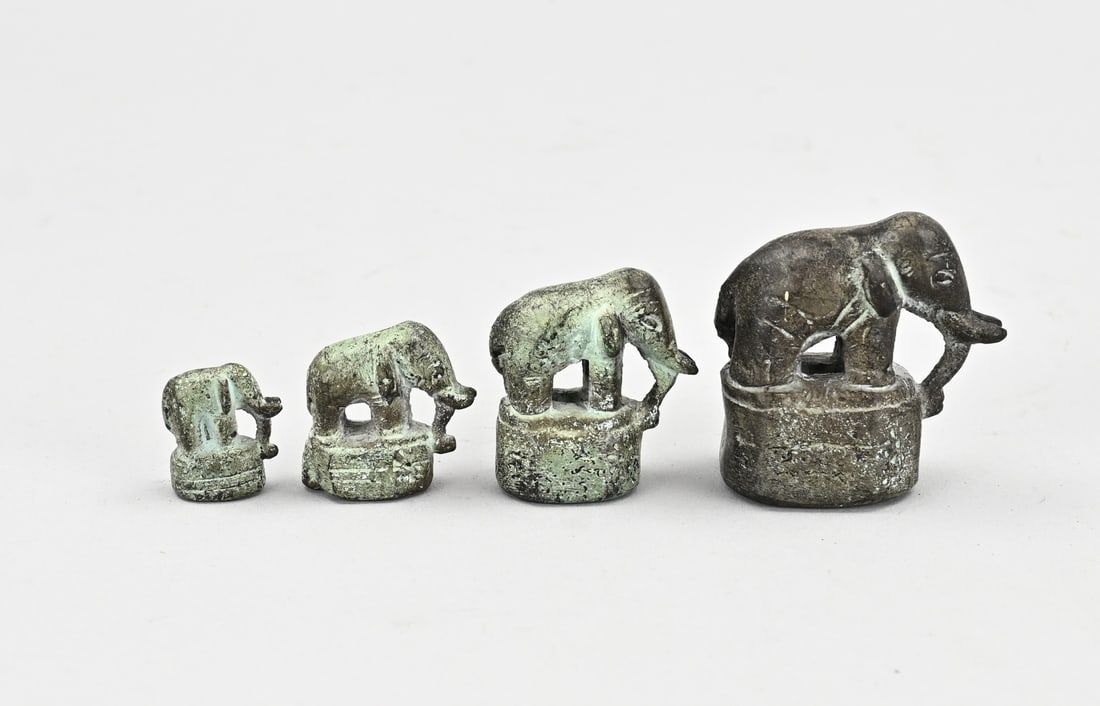 4x Opium weight: Four antique Oriental bronze opium weights with elephants. Dimensions: 2 - 5.2 cm. In good condition.