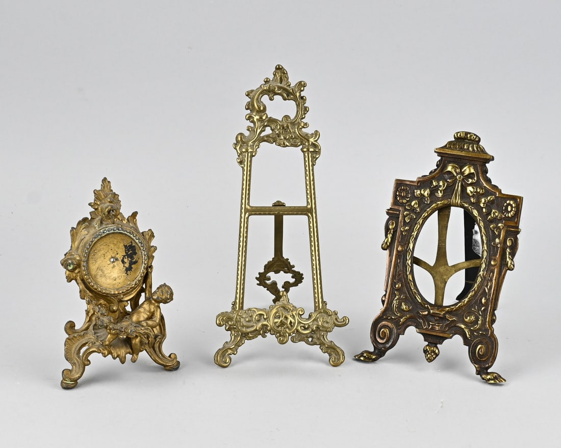 3 Parts various brass: Three pieces of various old/antique brass. 1x Portrait watch, circa 1900. 1x Photo frame, circa 1900. 1x Easel, 21st century. Dimensions: 15 x 23 cm. In good condition.