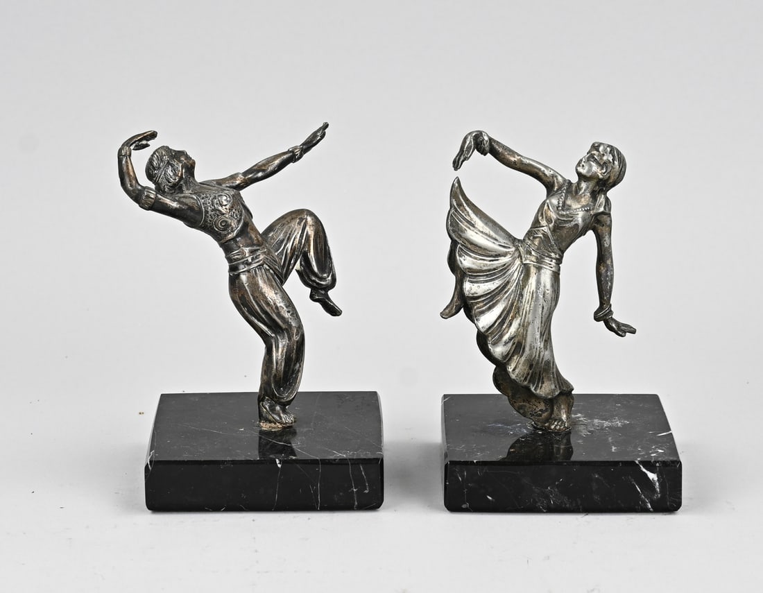 2x Plated bronze figure (= pocket watch hanger): Two plated bronze, Art Deco, Oriental dancers, intended for hanging a pocket watch. Dimensions: 13.5 x 14 cm. In good condition.