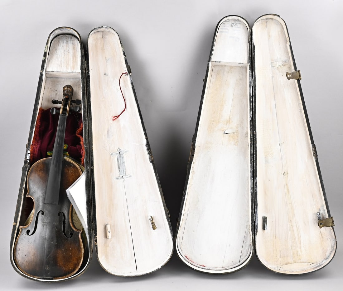 Antique German violin + 2x violin cases: Antique German violin + two violin cases + old German invoice. Violin has a lion's head. Dimensions: 59 cm. In fair/good condition.