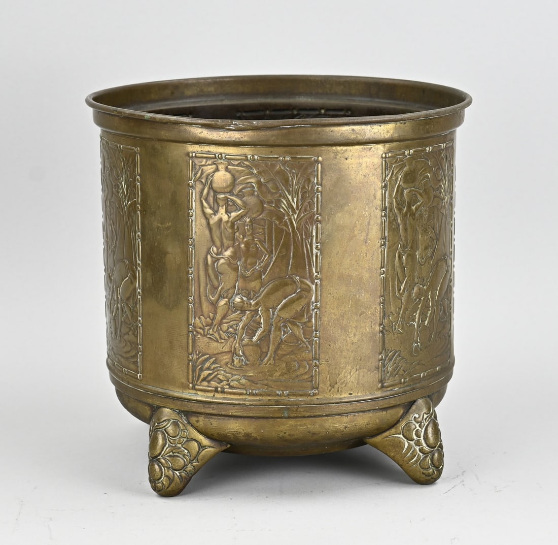 Antique copper flowerpot (Kurz & Co. Tiel): Antique Dutch copper Art Deco flowerpot by Kürz & Co. Tiel. Circa 1930. Decorated with African semi-nude figures. Dimensions: H 22 x Ø 23 cm. In good condition.