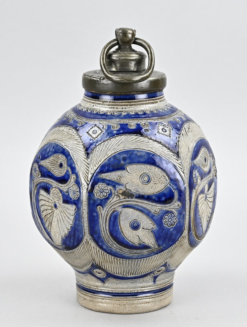Westwald jug, H 26 cm.: 18th-century German Westerwald stoneware jug with pewter lid. Hectagonal. Floral decoration. Dimensions: H 26 cm. In good condition.