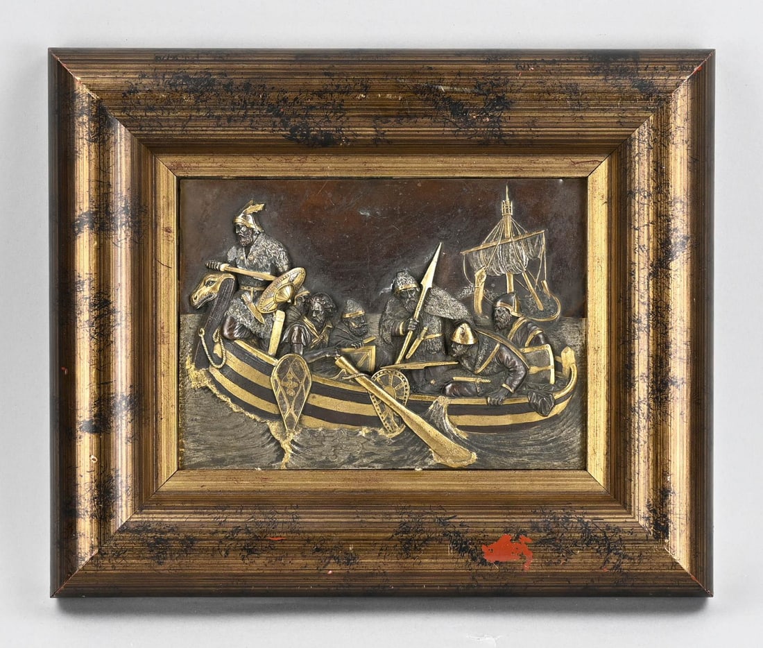 Plaque in frame (Vikings): Bronze and gilded relief plaque in a frame, depicting Vikings in a boat (longboat). Circa 1900? Dimensions: H 17 x W 22 cm. In good condition.