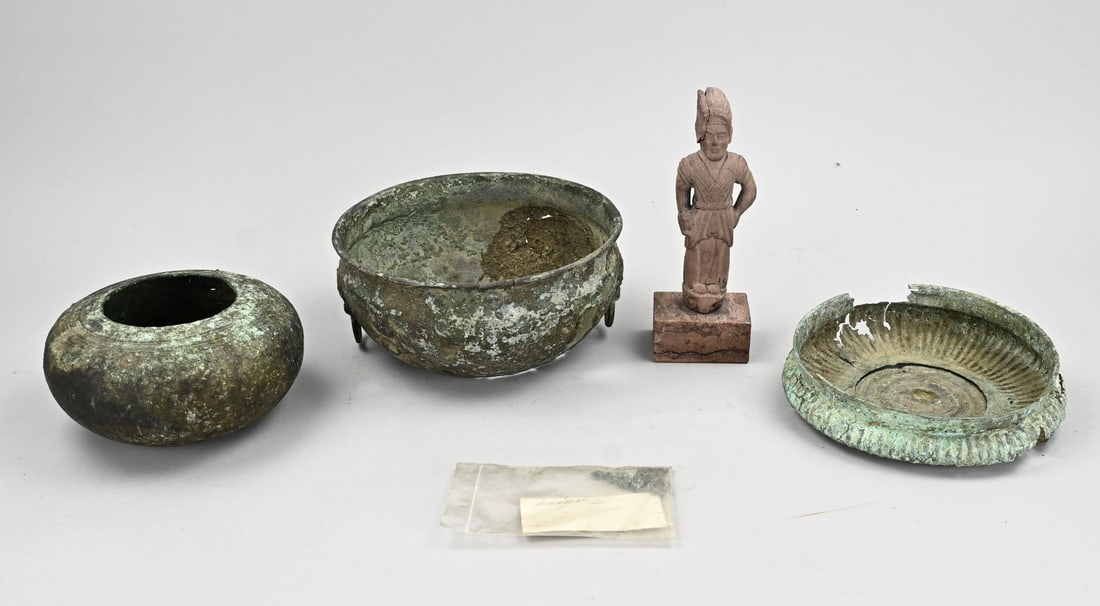 4x Archaeological excavation: Four archaeological finds. Including: Oriental red sandstone figure and three damaged bronze bowls. Dimensions: 16 - 21 cm. In fair/good condition.