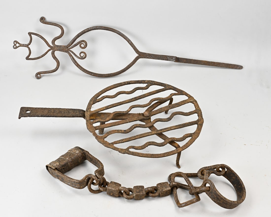 3x Antique iron/wrought iron: Three pieces of 17th-18th century ironwork/wrought iron. 1x Hand or leg cuff. 1x Hearth tile pick. 1x Wall trivet/tile pick. Dimensions: 52 x 67 cm. In good condition.