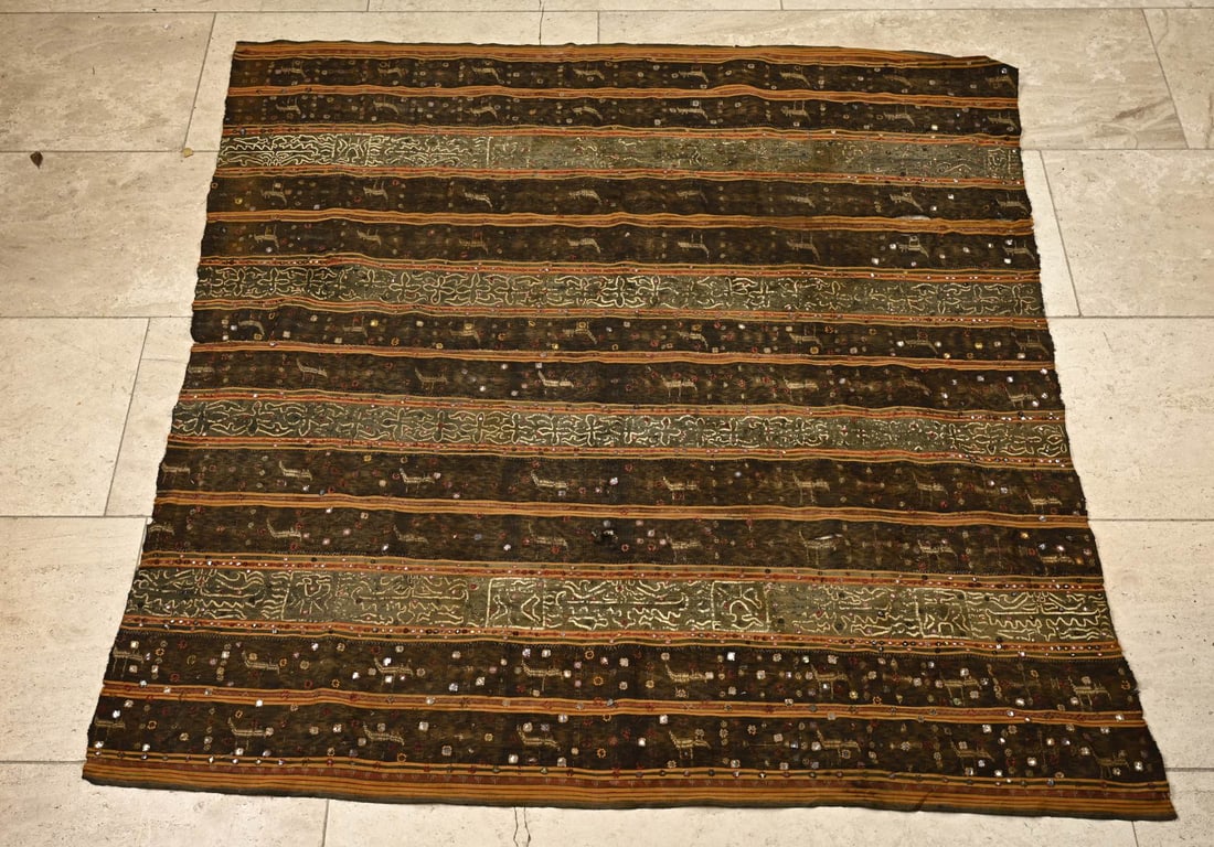 Antique Oriental rug, 117 x 117 cm.: Antique hand-woven Oriental rug. 19th century. Indonesia? Dimensions: 117 x 117 cm. Damaged. In reasonable condition.