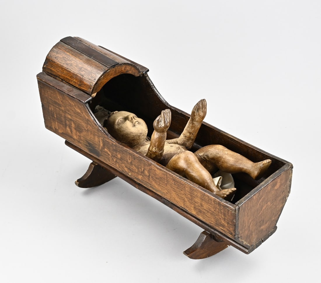 Child in 18th-century cradle: 18th-century fruitwood baby Jesus in a 19th-century oak cradle. Dimensions: 33 x 46 cm. In good condition.