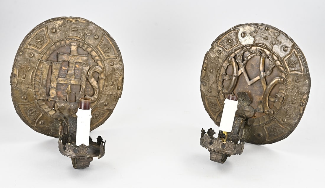 2x Religious wall sconce: Two 18th-century religious brass-fitted wall sconces with IHS. Dimensions: 31 x 28 x 24 cm. In fair/good condition.