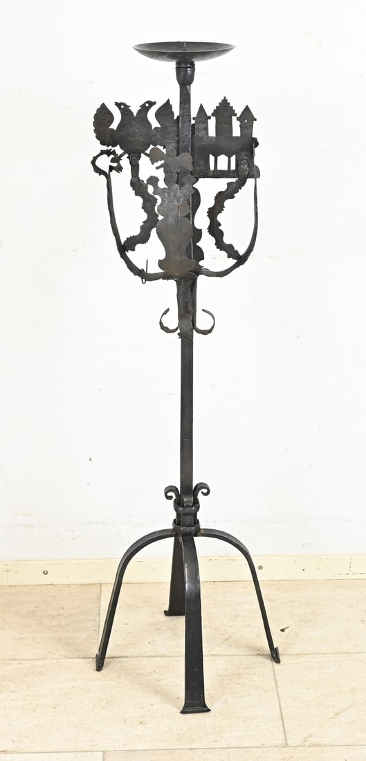 Weather vane, 125 cm.: 16th-century wrought-iron weather vane, converted into a candlestick. Dimensions: 125 cm. In good condition.