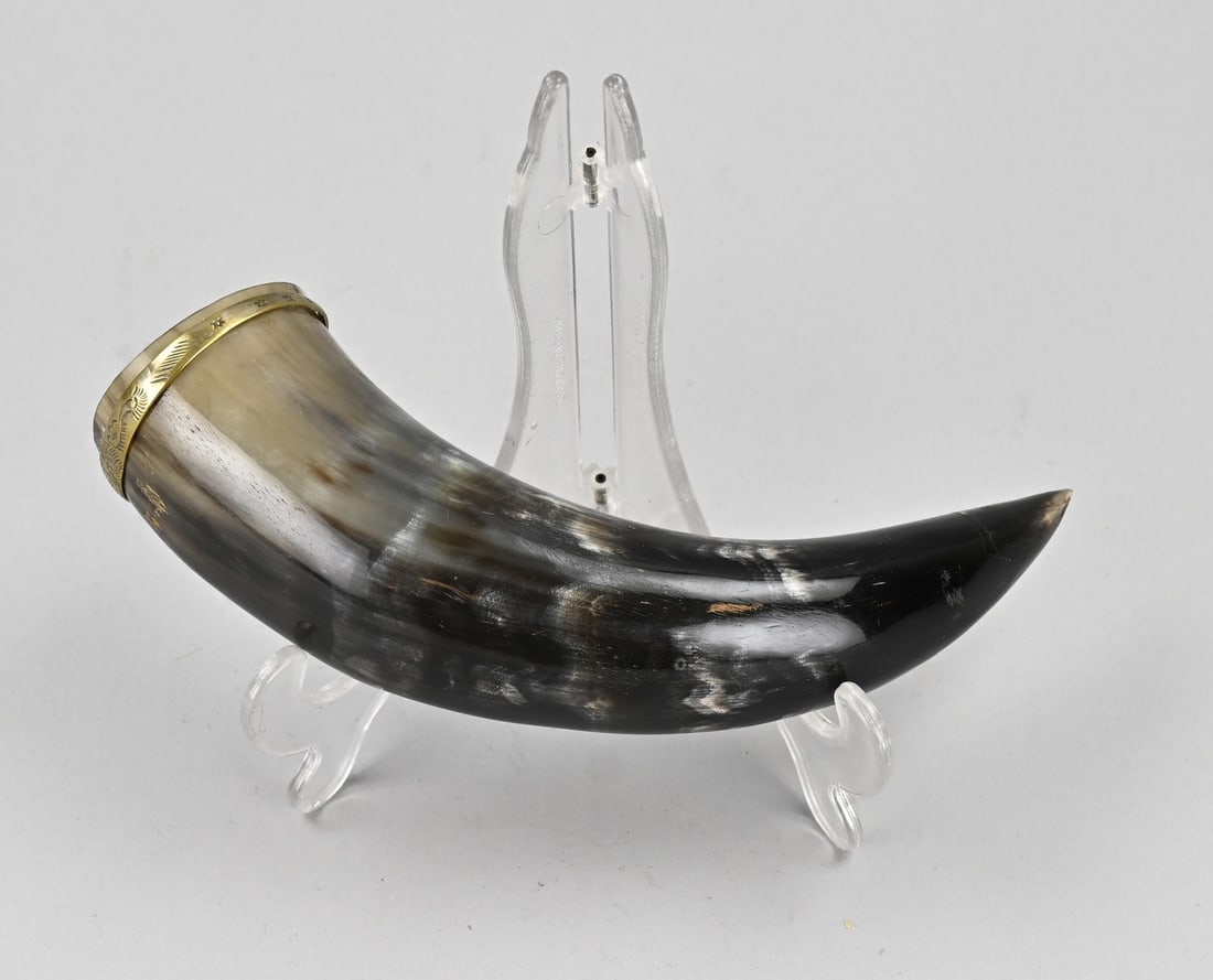 Horn drinking cup: Drinking cup made of horn with a gilded metal rim with engraving. 22 cm. In good condition.