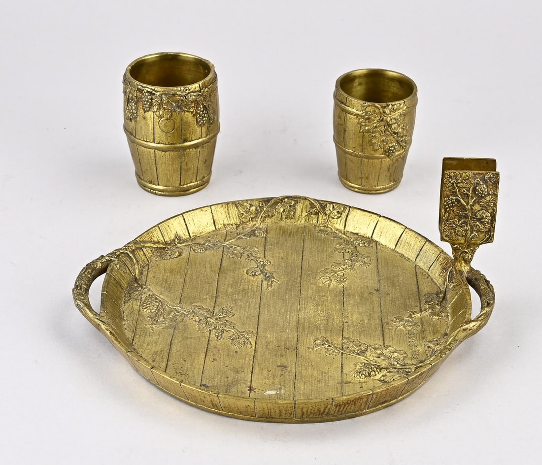 3-piece table set, 1900: Three-piece bronze table set with floral decoration, by G. Mercier. Art Nouveau. Circa 1900. Dimensions: 12 x Ø 20 cm. In good condition.