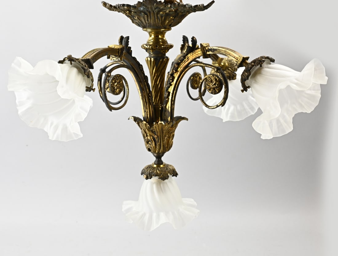 Pendant lamp: Antique bronze pendant lamp with flower-shaped glass shades. Dimensions: 40 x 62 cm. In good condition.