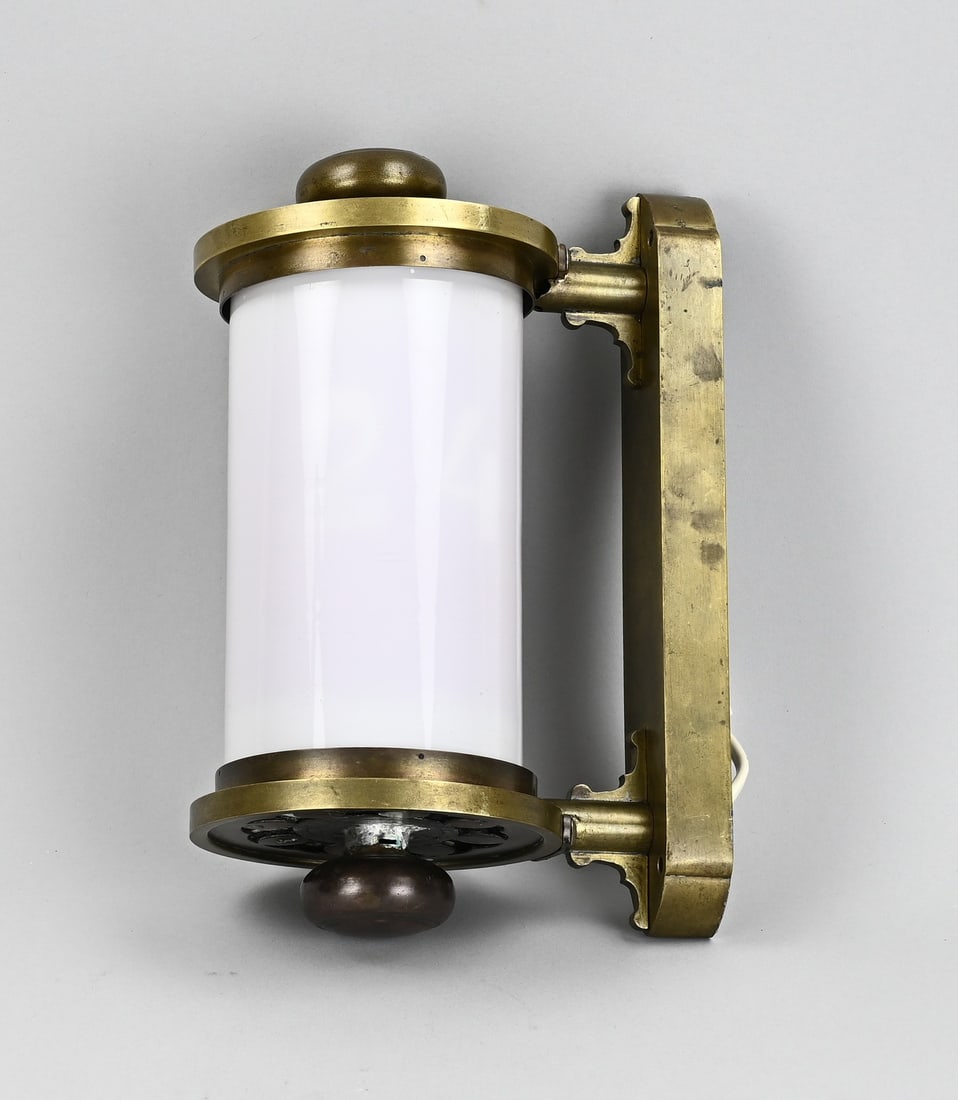 Bronze wall lamp, 1920: Heavy, antique bronze Arts & Crafts wall lamp. Circa 1920. Dimensions: 20 x 26 x 15 cm. In good condition.