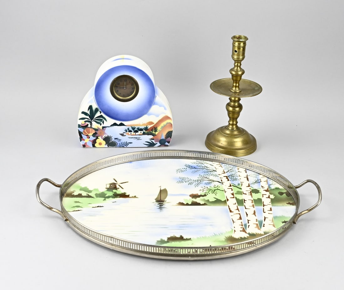 3 Parts antique: Three antique pieces. 1x Ceramic serving tray, circa 1900. 1x Ceramic clock, Art Deco, circa 1920. 1x Bronze candlestick, first half of the 20th century. Dimensions: 20 x 54 cm. In good condition.