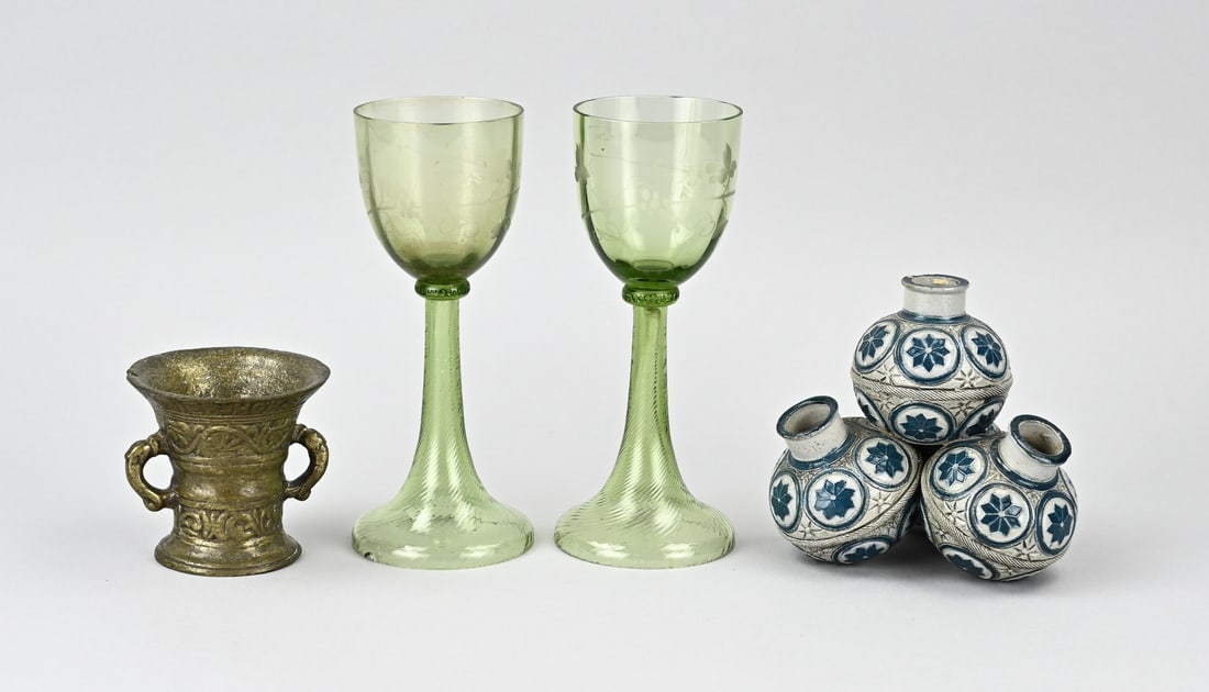 Lot of antiques (4x): Four antique pieces. Germany. Consisting of: 2x green Lelienthal glass, mini mortar, small stoneware (tulip) vase, Zeiss Ikon Camera Goerz Frontar. Circa 1900. Dimensions: 8 - 19 cm. In fair/good