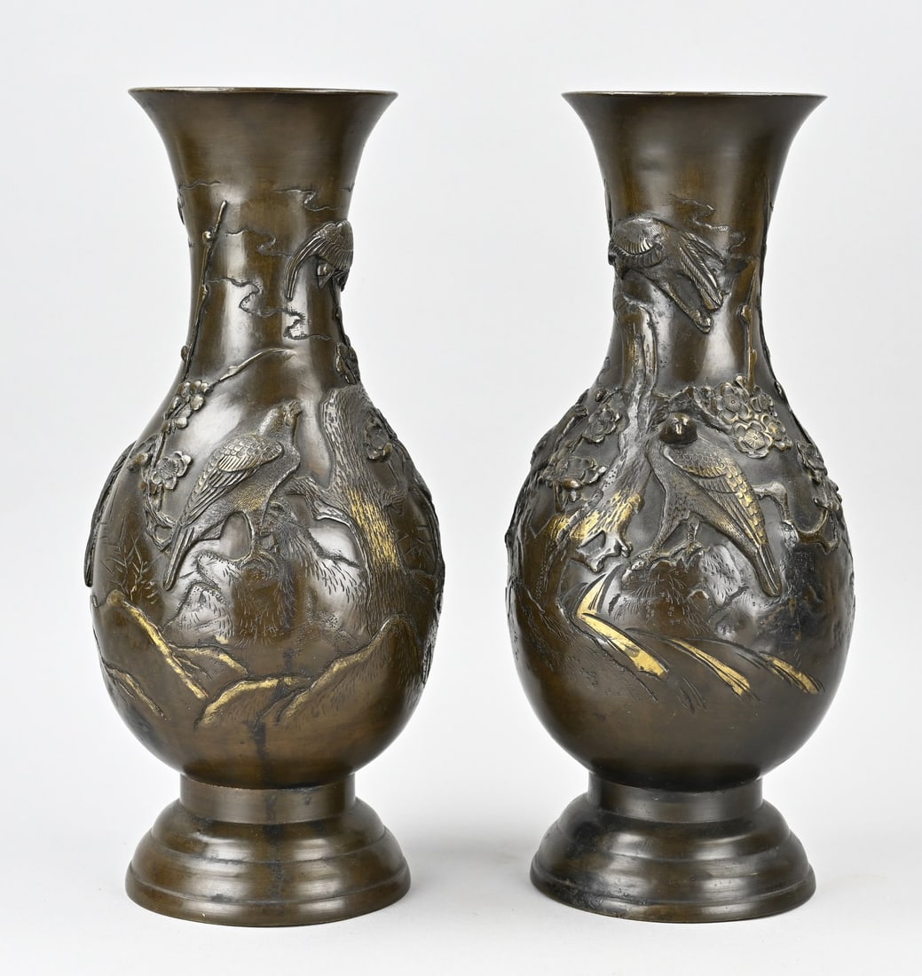 2x Japanese vase, H 36.5 cm.: Two antique Japanese bronze vases with relief decoration of birds of prey in a boscage. Circa 1900. Dimensions: H 36.5 cm. In good condition.