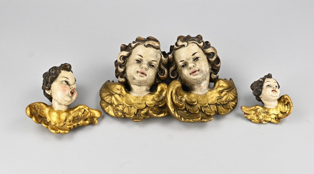 3x Angel heads: Three old Italian angel heads, gilded and polychrome. Dimensions: 10 x 28 cm. In good condition.