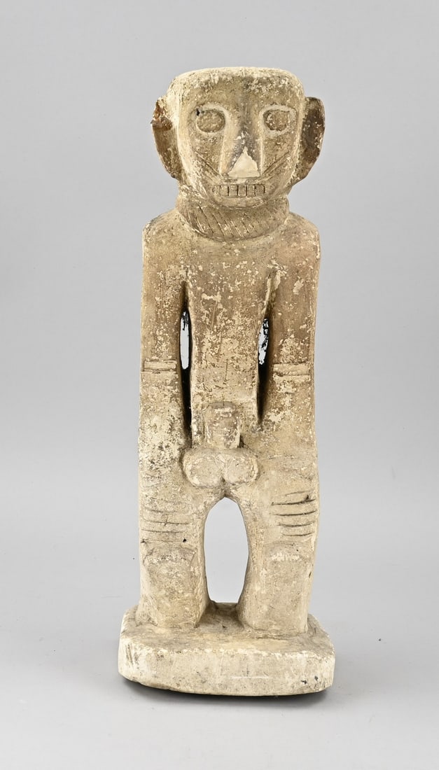 Asmat figure (limestone): Large authentic Papua New Guinea Asmat figure made of limestone. Original patina. First half of the 20th century. Dimensions: 50 cm. In good condition.