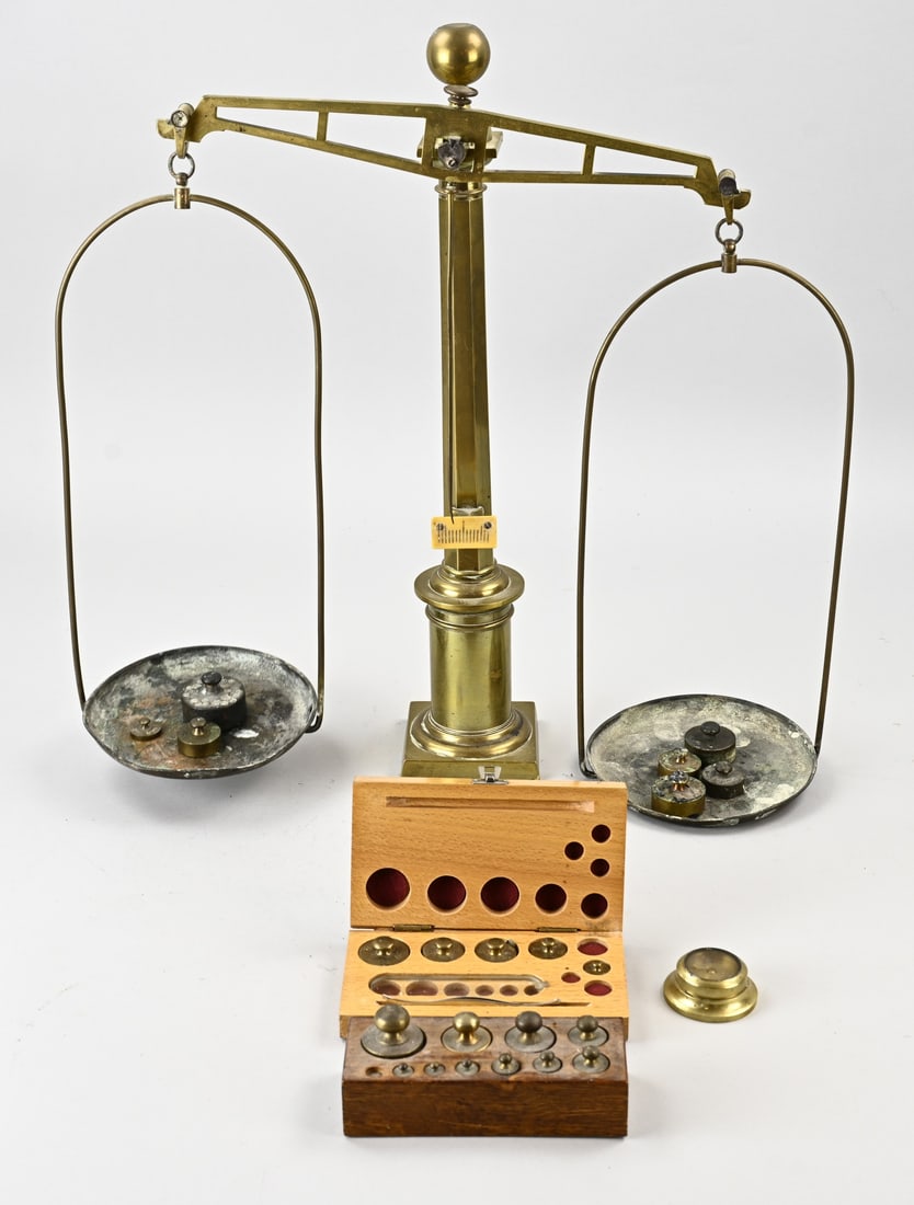 Scale + weights: 19th-century brass scale with various calibration stamps + two weight blocks. Dimensions: 47 x 47 x 15 cm. In good condition.