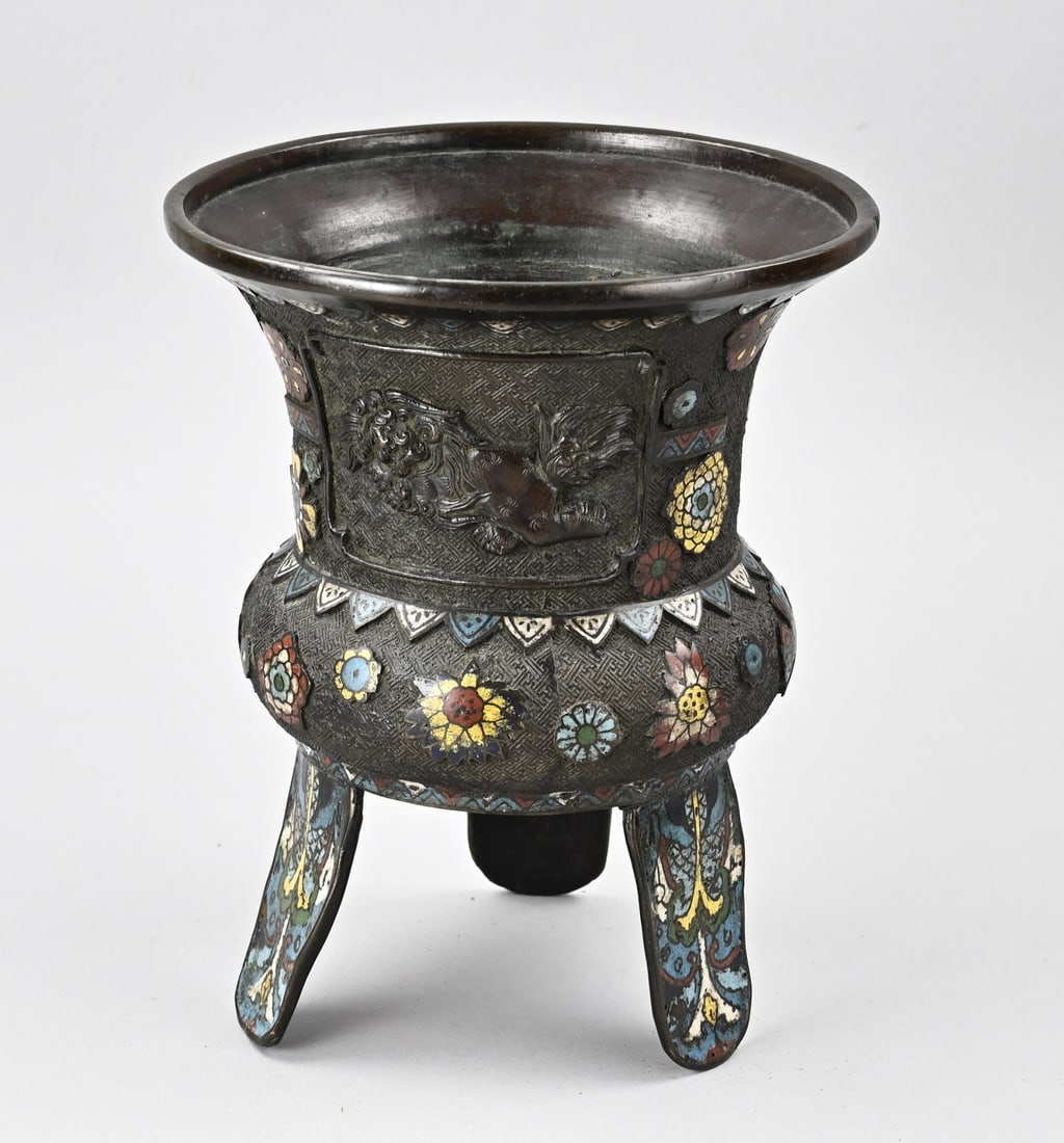 Cloisonné bronze pot Ø 21 cm.: 19th-century Japanese bronze pot with cloisonné decoration, placed on three legs. Signed. Dimensions: H 26.5 x Ø 21 cm. In good condition.