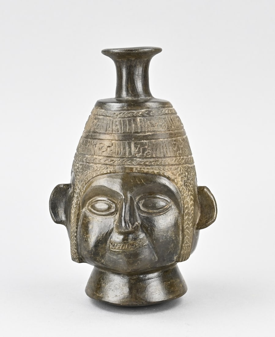 Antique Chimu Kultur coca chewer vase: Antique South American pre-Columbian Chimu Kultur coca chewer vase. Dimensions: 18 x 11.5 x 10.3 cm. In good condition.