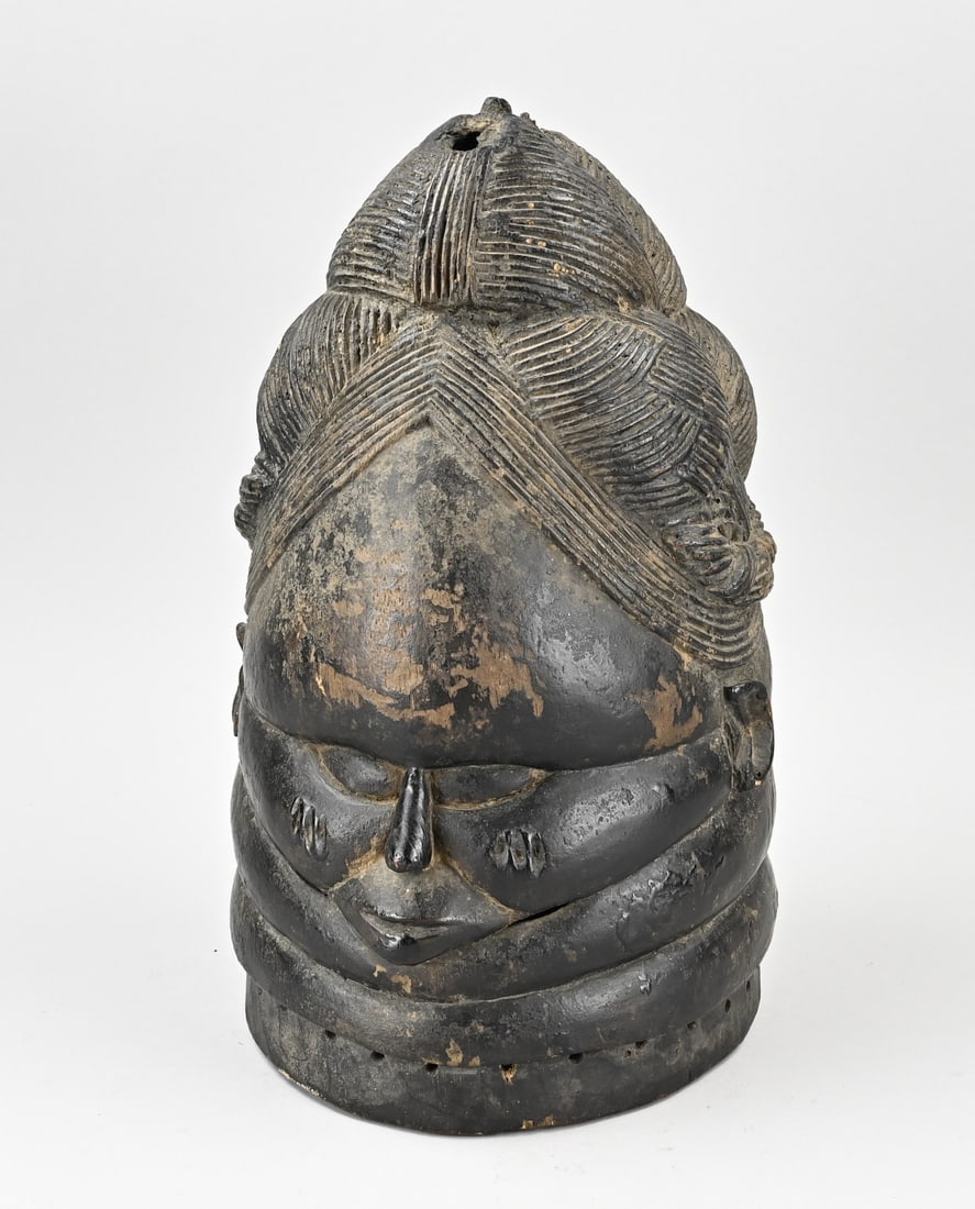 Authentic Mende mask, 39 cm.: Antique, authentic Mende helmet mask/Bundu mask. Sierra Leone or Liberia. First half of the 20th century. Beautiful patina. Dimensions: 39 cm. In good condition.