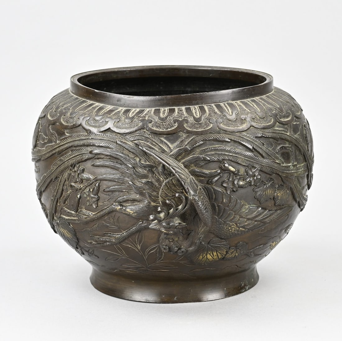 Japanese flower pot Ø 24 cm.: 19th-century signed Japanese bronze flowerpot with decoration of birds of paradise in a boscage. Hairline crack/damage. Dimensions: H 18 x Ø 24 cm. In reasonable condition.