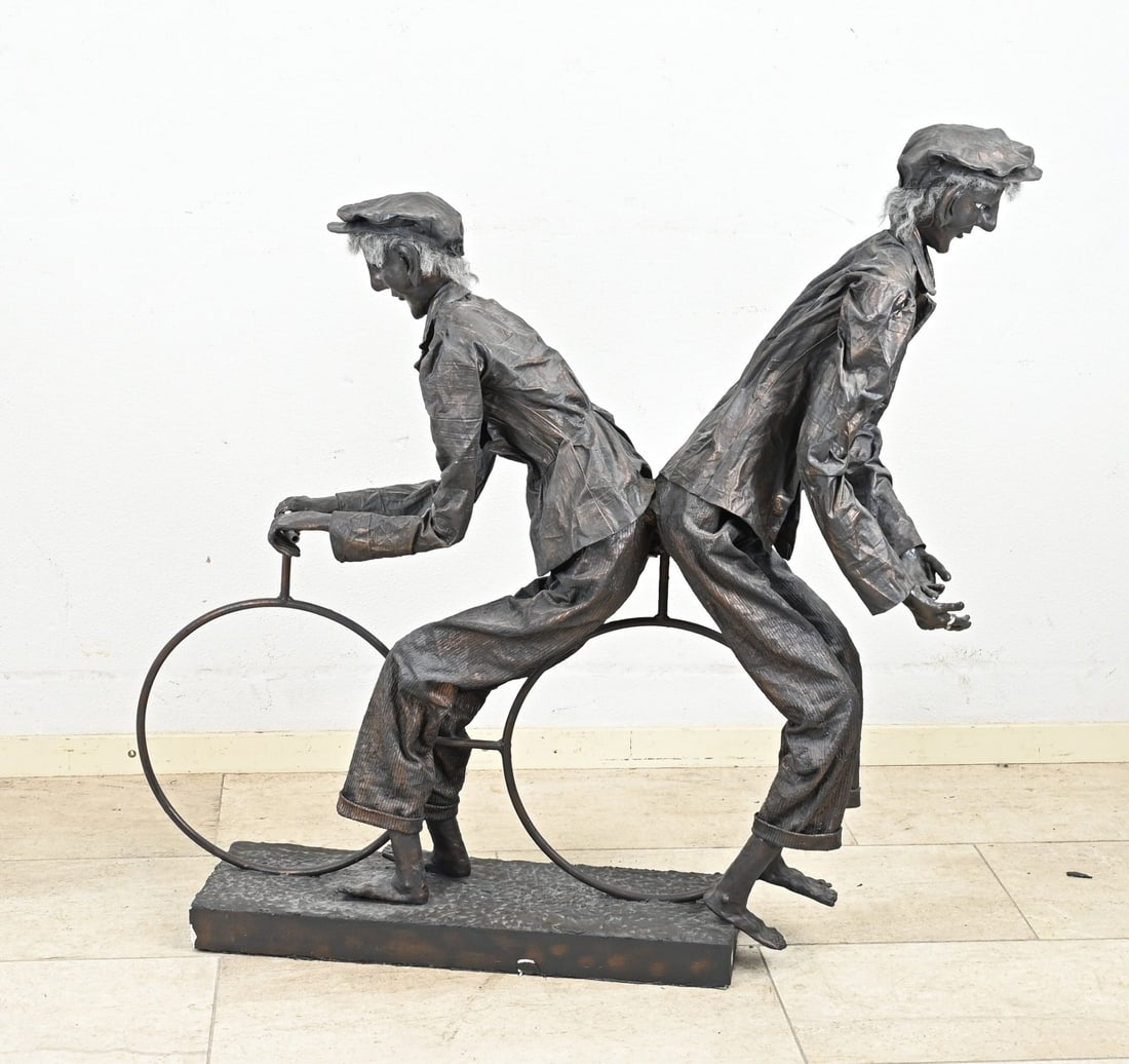 Decorative statue (1 of 2)