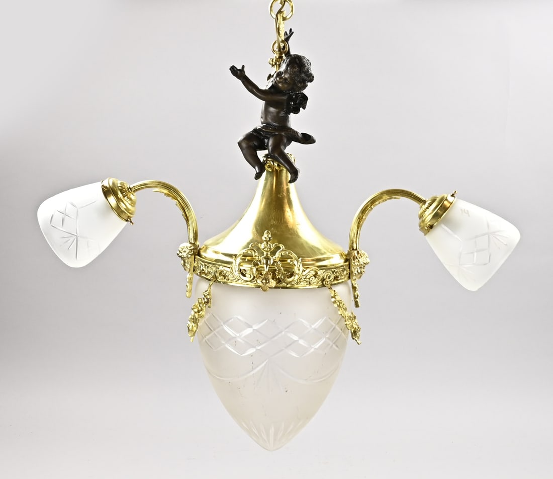 Pendant lamp (putti), 1900: Antique gilded brass 3-light pendant lamp with bronze putti. With satin-finished faceted glass. Circa 1900. Dimensions: 80 x Ø 55 cm. In very good condition.