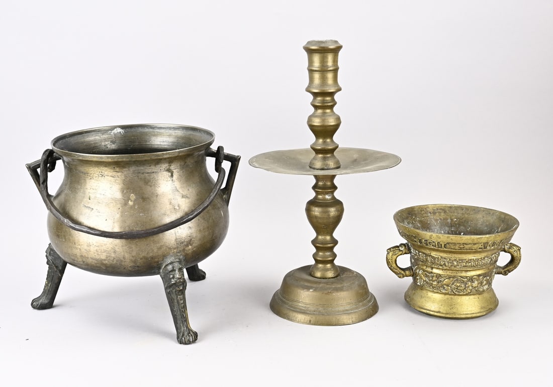 3 Parts antique bronze: Three pieces of antique bronze. 1x Dutch Renaissance mortar, Heinrick ter Horst with fecit anno 1607. 1x Disc candlestick, 17th - 18th century. 1x Early grapé, 16th - 17th century, crack.
