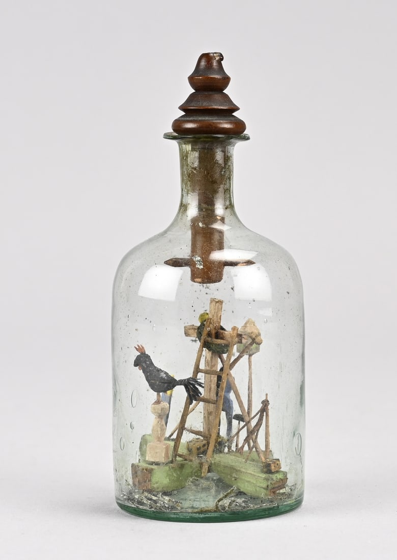 Small bottle with Arma Christi design: 18th - 19th century small bottle with depiction of the Arma Christi. Dimensions: 13 cm. In good condition.
