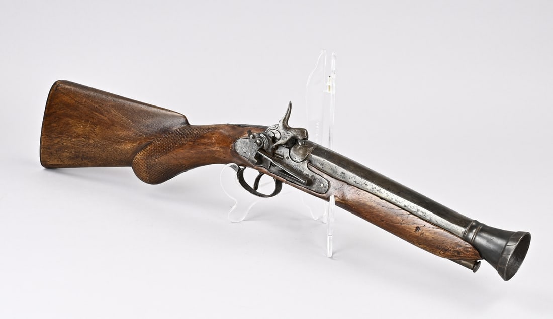 Small blunderbuss, 1800: Small antique blunderbuss with pinfire mechanism. Probably France. Circa 1800. No markings. Dimensions: 55 cm. In good condition.