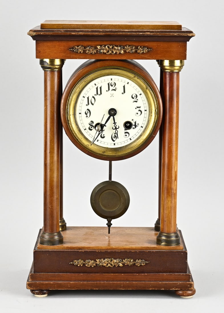 Arrow cross portal clock, 1900: Antique walnut Pfeilkreuz Josephientje portal clock. Germany. Circa 1900. Week runner, half-hour strike. Dimensions: 38 cm. In good condition.