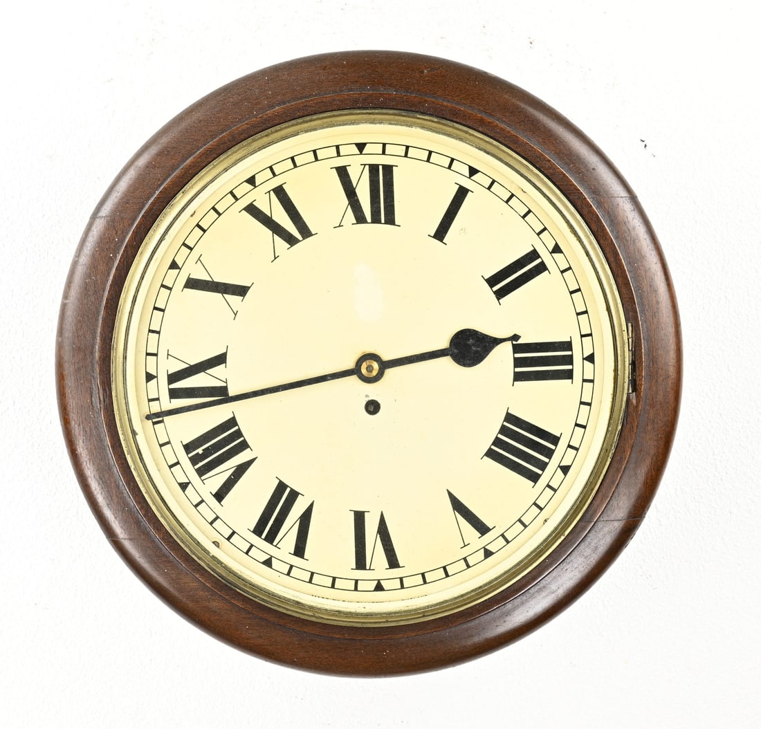 English pub clock, 1900: Antique English mahogany pub clock with snail drive. Circa 1900. Dimensions: Ø 46 cm. In good condition.