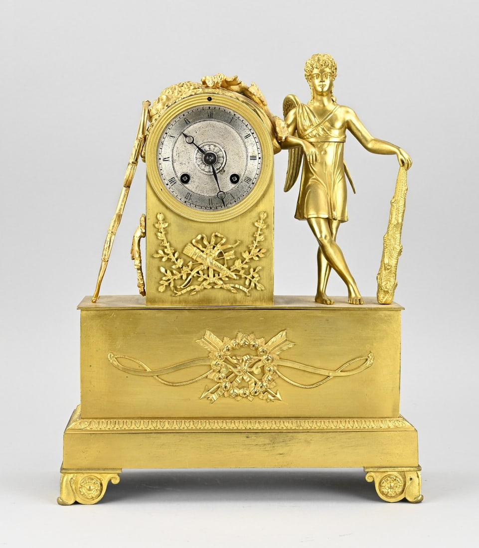 French Empire pendulum clock, 1820: Fire-gilded bronze Empire pendulum clock with Hermes. France. Circa 1820. Eight-day movement, half-hour strike, string pendulum. Dimensions: H 34 cm. In good condition.