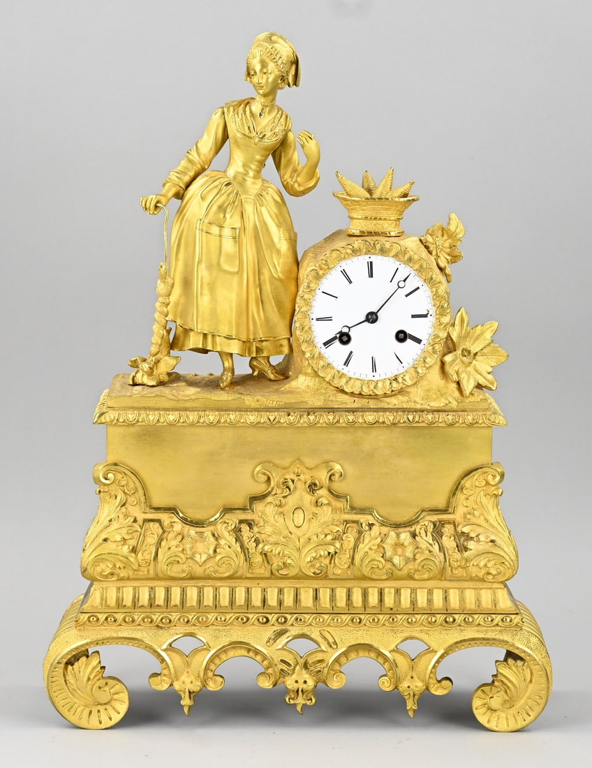 Gold-plated Charles Dix mantel clock, 1840: Gilded bronze Charles Dix pendulum clock with maiden. France. Circa 1840. Eight-day movement, half-hour strike, string pendulum. Dimensions: H 43 cm. In very good condition.