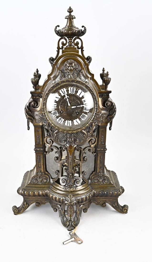 French pendulum clock, H 67 cm.: Very large, antique bronze Neo-Renaissance, Historicism pendulum clock with glass and visible pendulum. Dimensions: H 67 cm. In good condition.