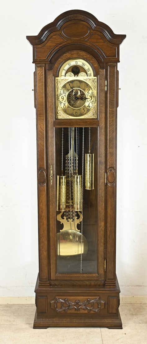 Longcase clock, H 212 cm.: German oak grandfather clock, three-weight, with quarter-hour strike on twelve gong rods. Marked: Tribbensee Germany. Circa 1980. Dimensions: H 212 cm. In good condition.