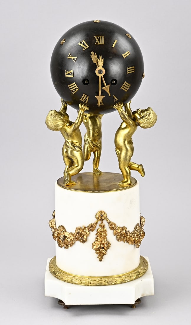French pendulum clock, 1880: Antique French Carrara marble pendulum clock with three gilded bronze putti holding a sphere. Eight-day movement, half-hour strike, escapement. Circa 1880. Dimensions: H 43 cm. In good condition.