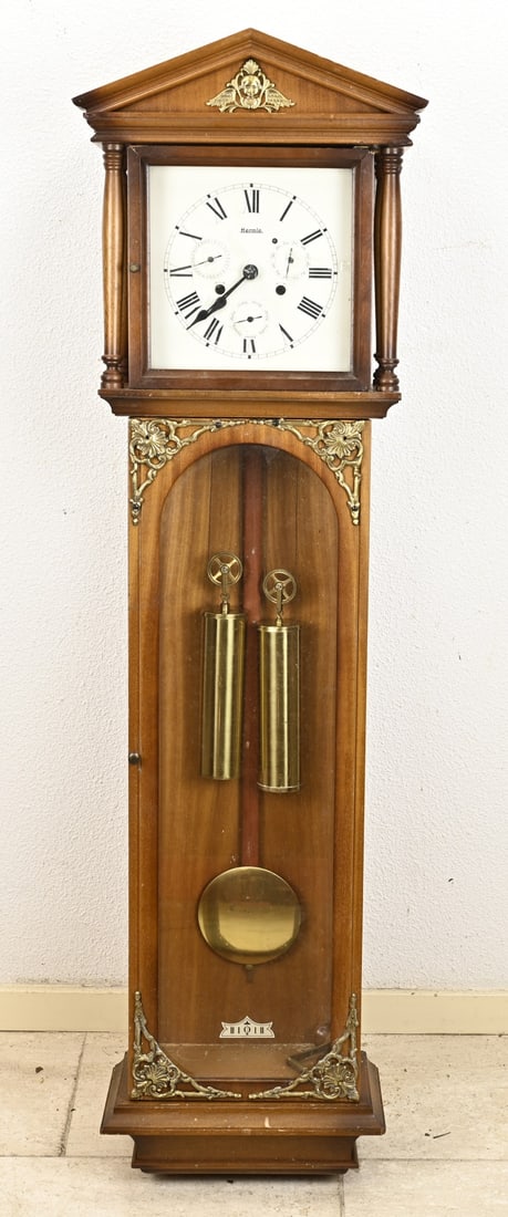Hermle Dackl Uhr: Large German walnut Hermle Dachl clock, with calendar, day, date, and month display. Dimensions: 120 cm. In good condition.