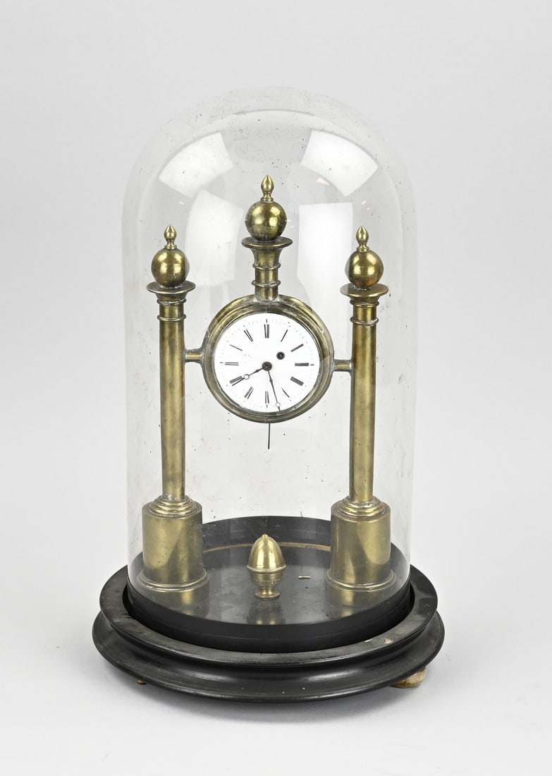 Clock under glass dome, 1870: 19th-century French clock with pocket watch movement, under a glass dome. Circa 1870. Dimensions: H 39 cm. In fair/good condition.