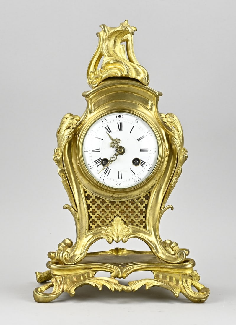 French table pendulum, H 37 cm.: French, 19th-century gilded bronze pendulum clock in Rococo style. Eight-day movement, half-hour strike, spring pendulum. Dimensions: H 37 cm. In good condition.