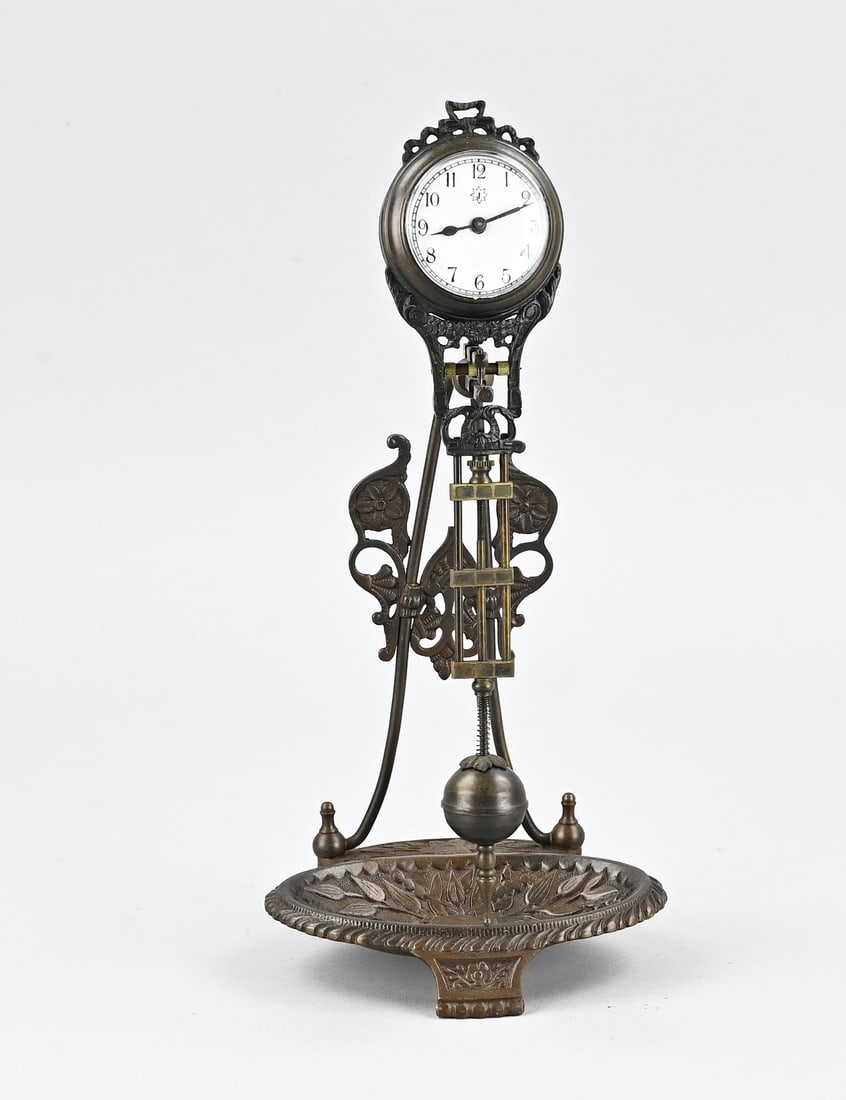 Mysterious little clock, H 29 cm.: Mysterious bronze clock in Art Nouveau style. 21st century. Dimensions: H 29 cm. In good condition.
