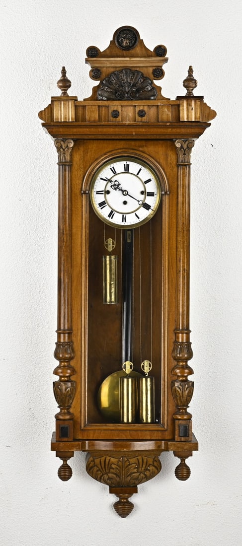 Gustav Becker regulator (3-weight): Antique Viennese walnut, 3-weight Gustav Becker regulator with quarter striking. Dimensions: 127 cm. Slight crazing on the dial, otherwise in good condition.