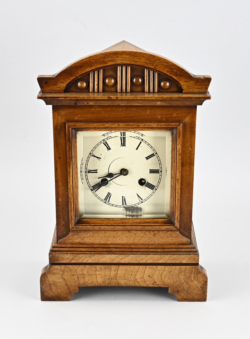 Junghans table clock (nuts), 1910: Antique, German, walnut Junghans table clock. Circa 1910. Week runner with half-hour strike. Dimensions: H 38.5 cm. In good condition.