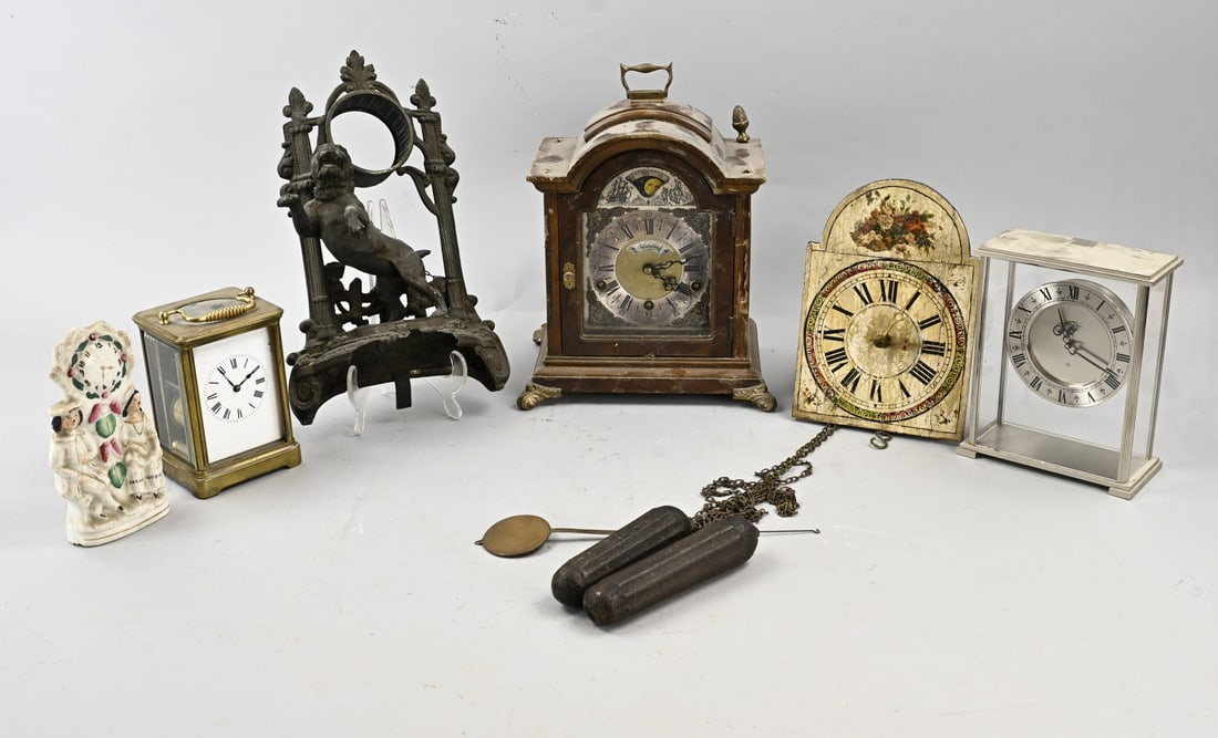 Various clocks + parts: Lot of various clocks + parts. Dimensions: 14 - 30 cm. In moderate/fair condition.