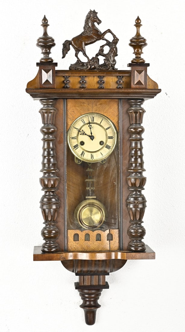 Horse regulator, 1890: Antique, German, walnut Junghans horse regulator. Circa 1890. Week runner with half-hour strike. Dimensions: 85 cm. In good condition.