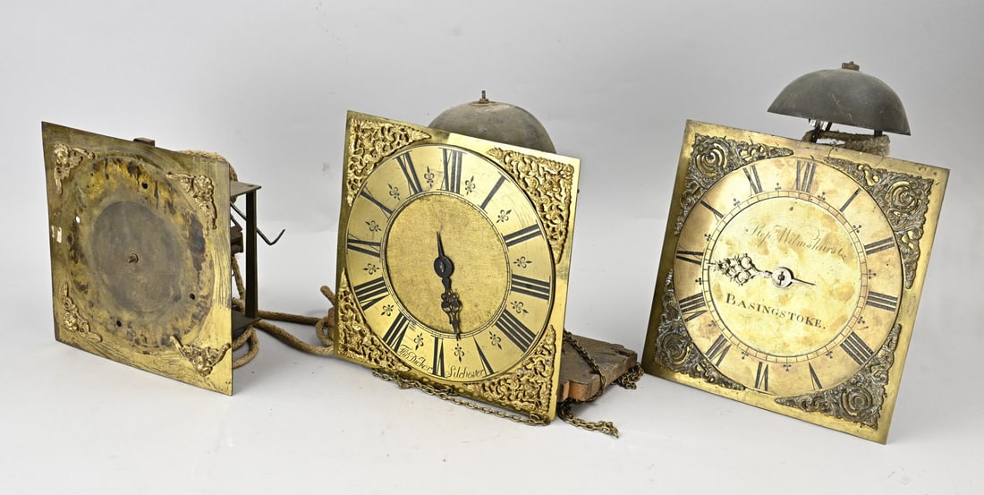 3x English movement, 1800: Three diverse antique English timepieces. Circa 1800. Unrestored. Dimensions: 26 x 27 x 15 cm. In reasonable condition.