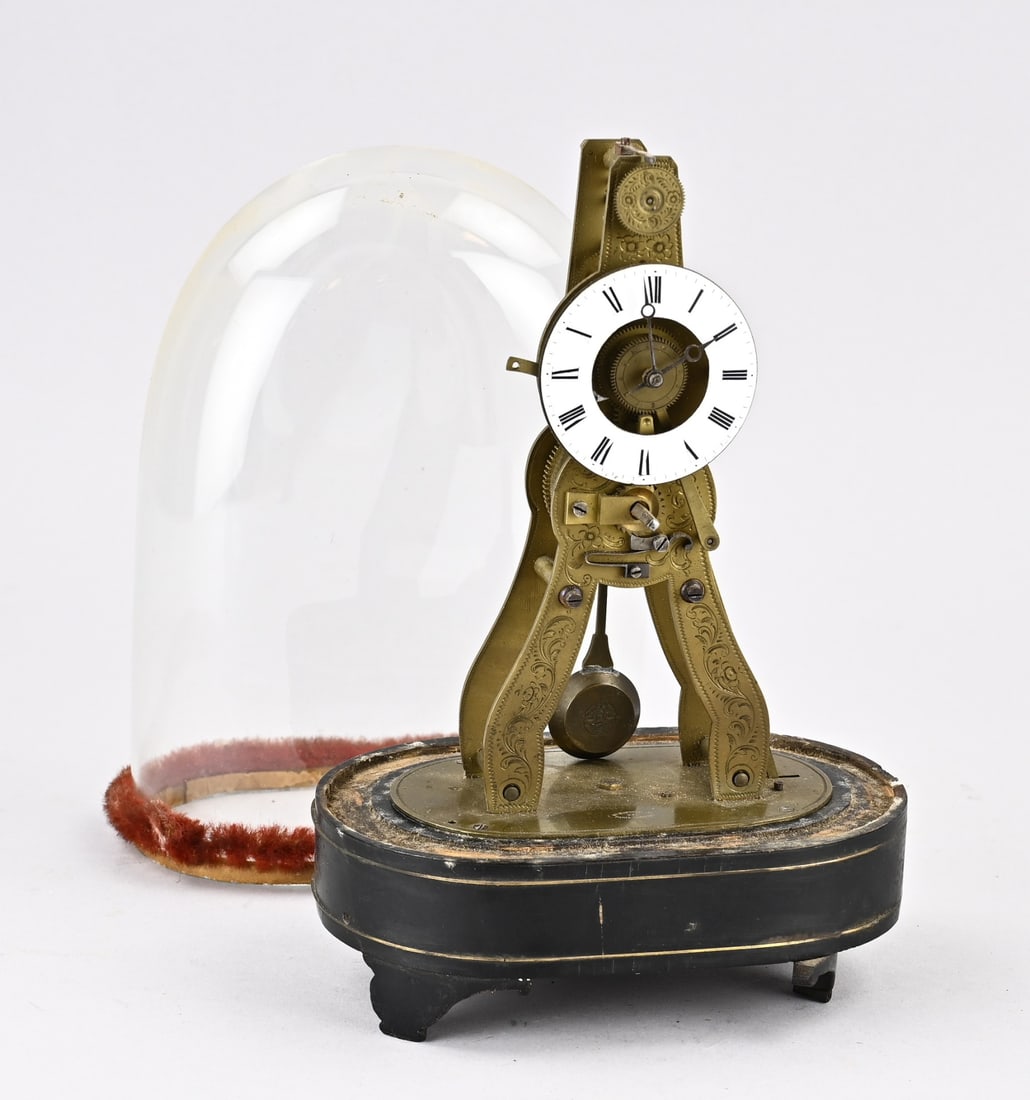 Skeleton clock under bell jar, H 28 cm.: Small antique skeleton clock under a glass dome, with bell-driven alarm (in the base). France. M. Honorables Eip Paris Londres. String pendulum. Dimensions: H 28 cm. Needs cleaning. In good condition.