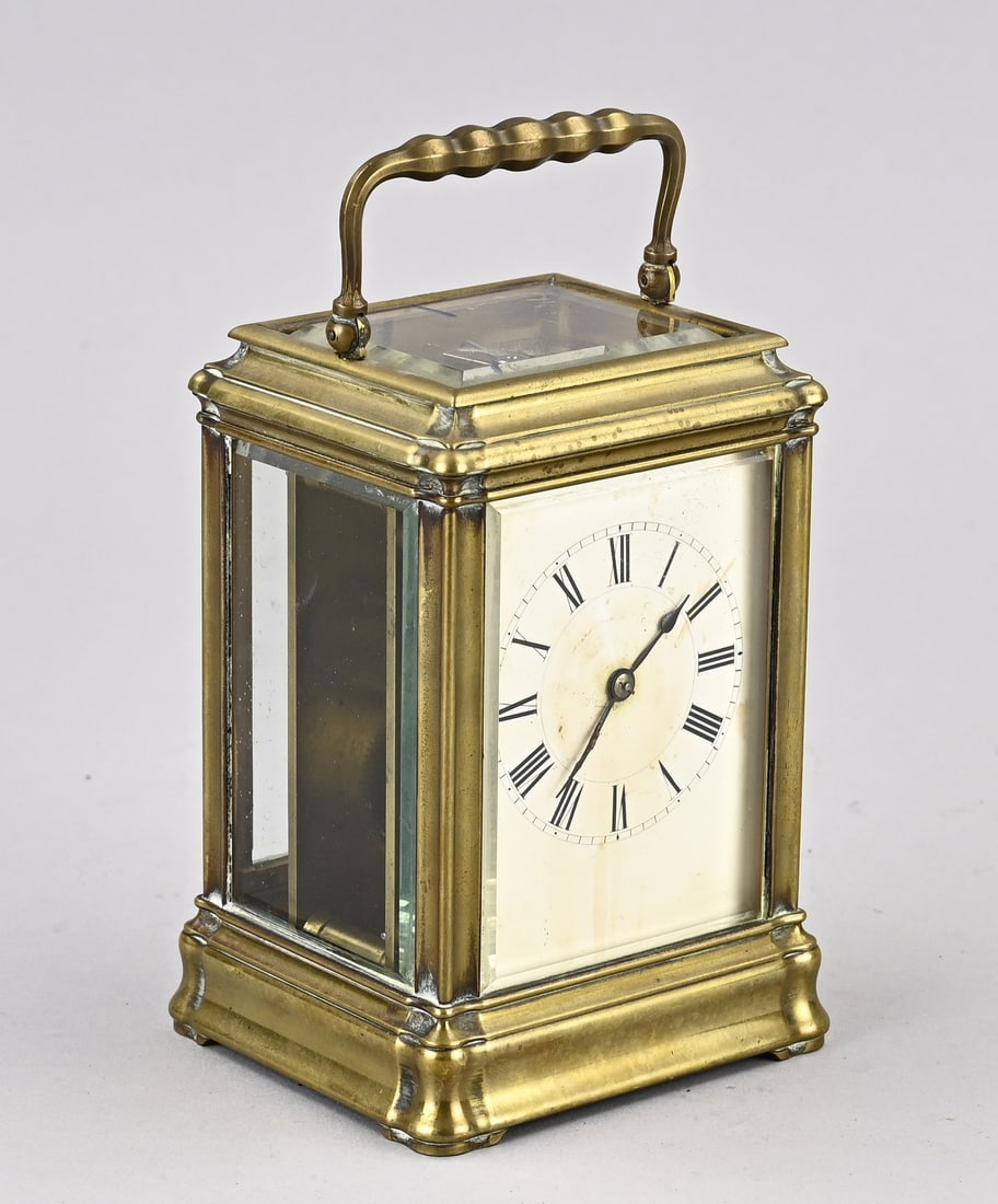 French travel alarm clock, 1900: Antique French brass travel alarm clock. Circa 1900. Dimensions: 17 x 10 x 9 cm. Movement defective, otherwise in good condition.